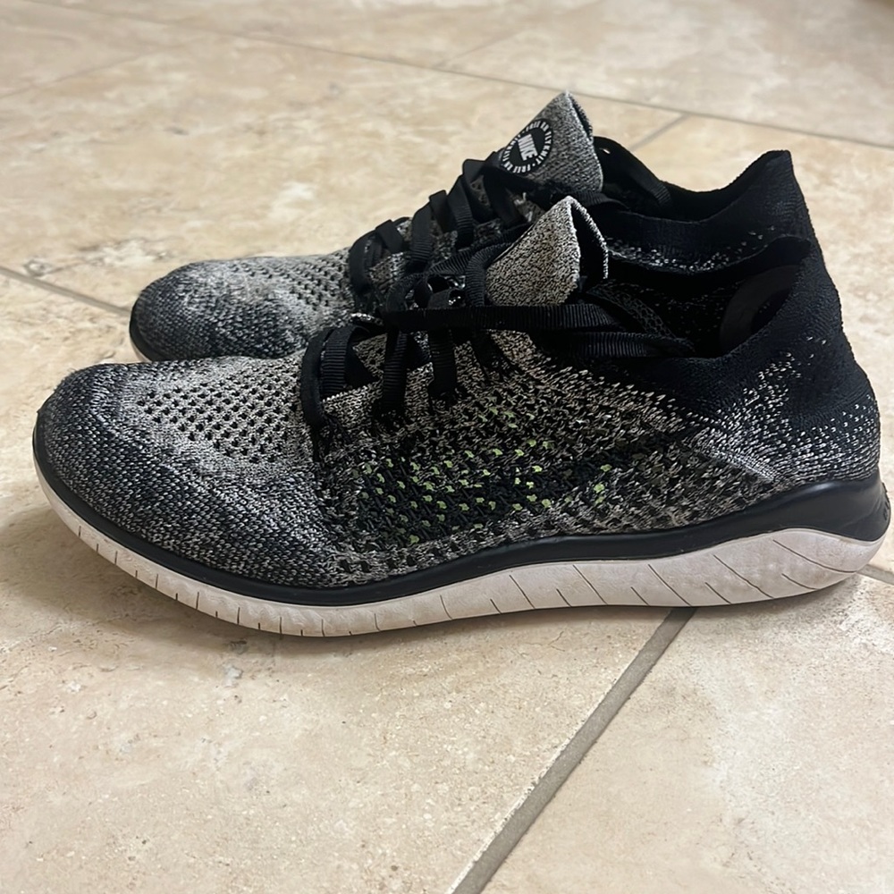 Nike flyknit tennis shoes